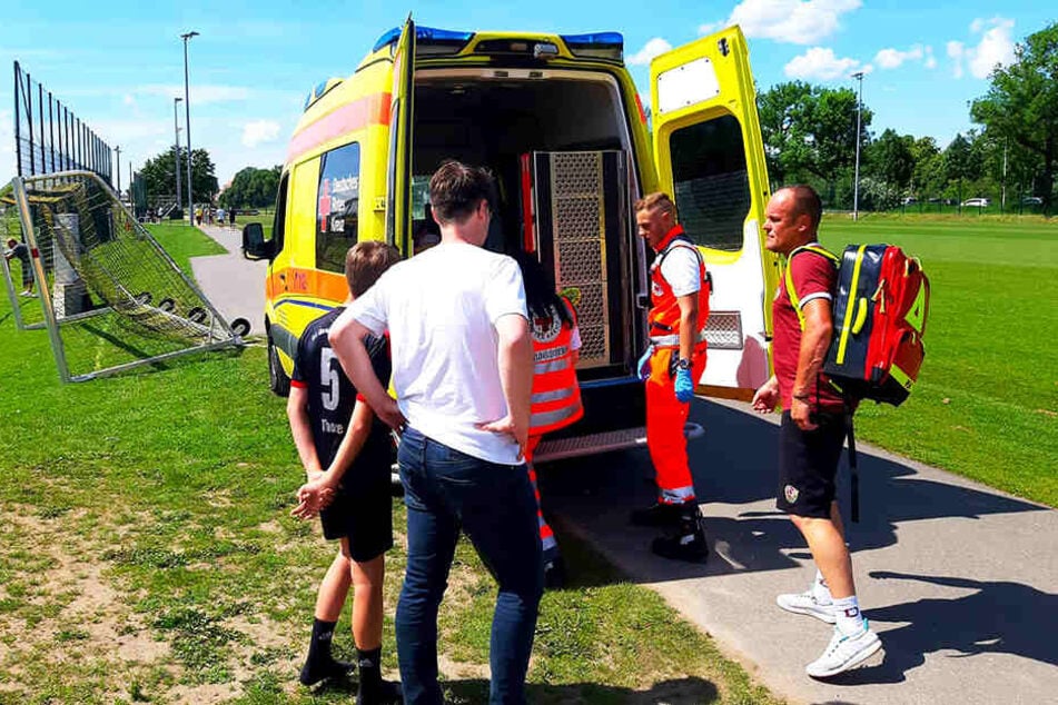 Die Rettungsassistenten und Dynamos Betreuer hievten Lukas Vogt (nicht im Bild) in den Sanitätswagen mit dem er anschließend ins Krankenhaus gefahren wurde.
