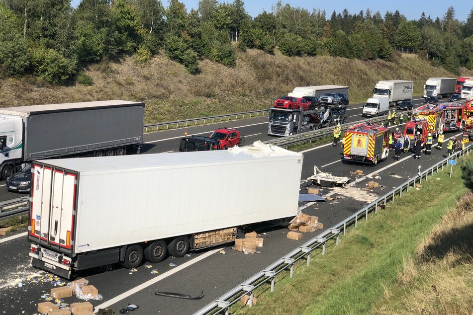 Autobahn gleicht Schlachtfeld: Tödlicher Zusammenstoß zweier Lkws auf der A6