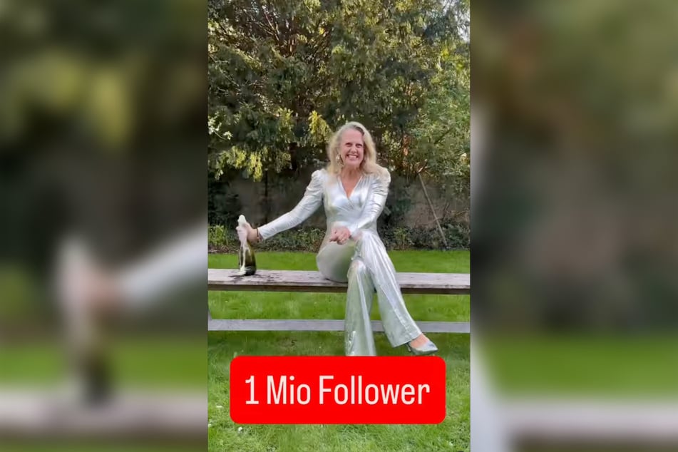 Barbara Schöneberger stößt auf ihren Instagram-Erfolg mit einer Million Followern an.