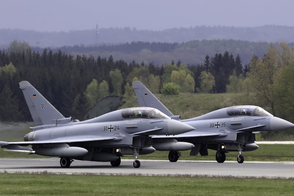 Zwei Eurofighter der Luftwaffe. In Manching wurde ein solcher Kampfjet beim Landeanflug durch eine Drohne beschädigt.