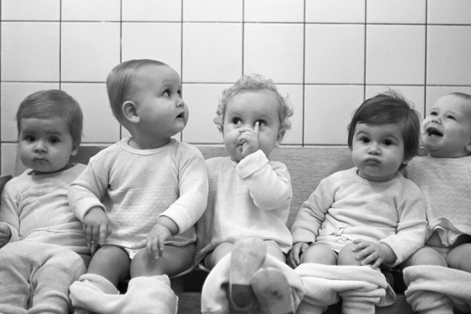 "Töpfchenzwang": Westdeutsche Wissenschaftler behaupten, die Menschen im Osten wurden kollektiv deformiert, weil sie als Kinder gemeinsam in der Krippe auf den Töpfchen gesessen haben.