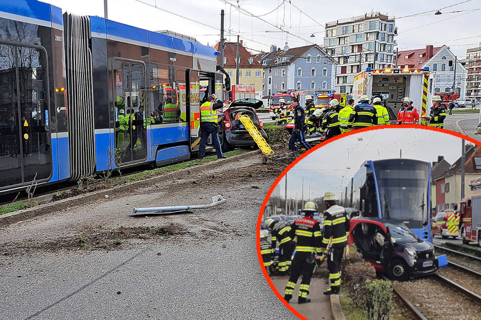 München: Tram erfasst Smart: Fahrer muss von der Feuerwehr befreit werden