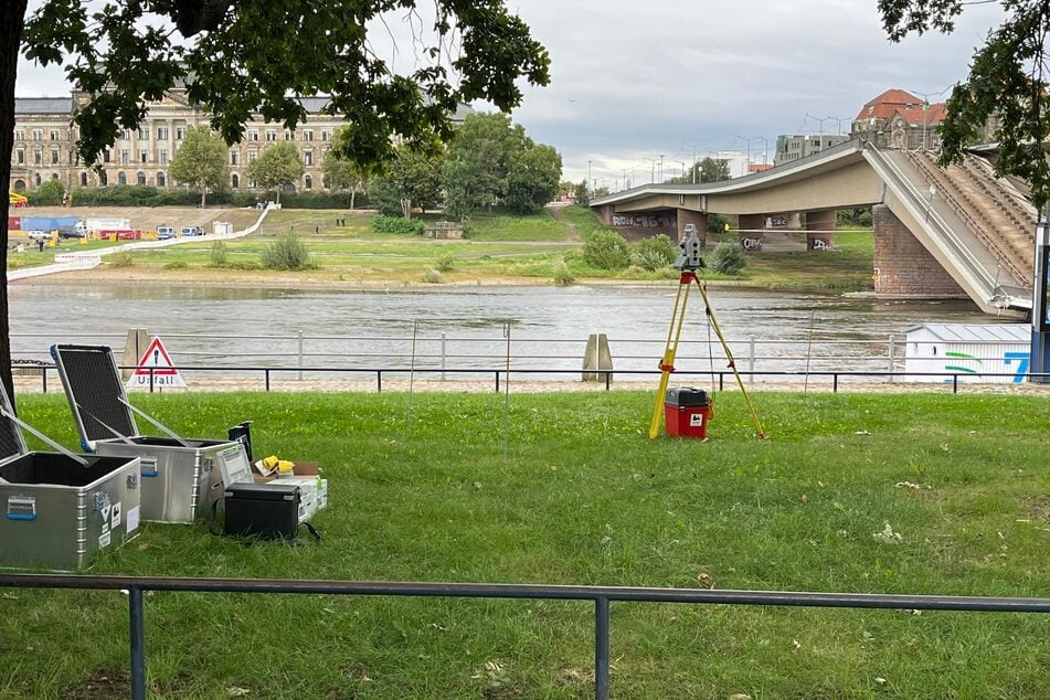 Das Technische Hilfswerk baut an der Brücke Technik auf.