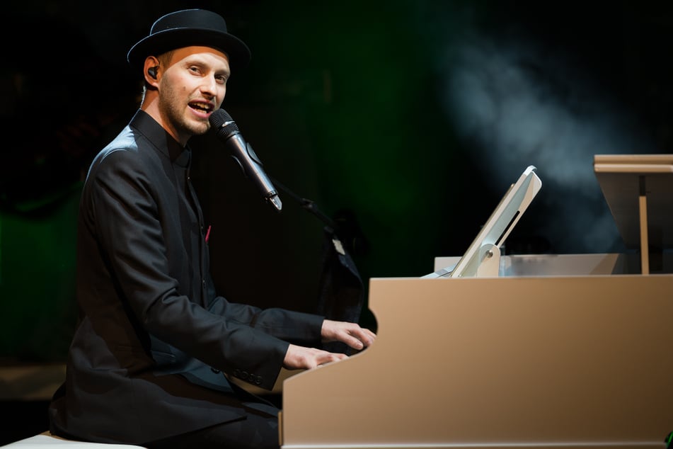 Wie der echte Udo: Martin Schmitt begleitet sich gern selbst am Klavier.