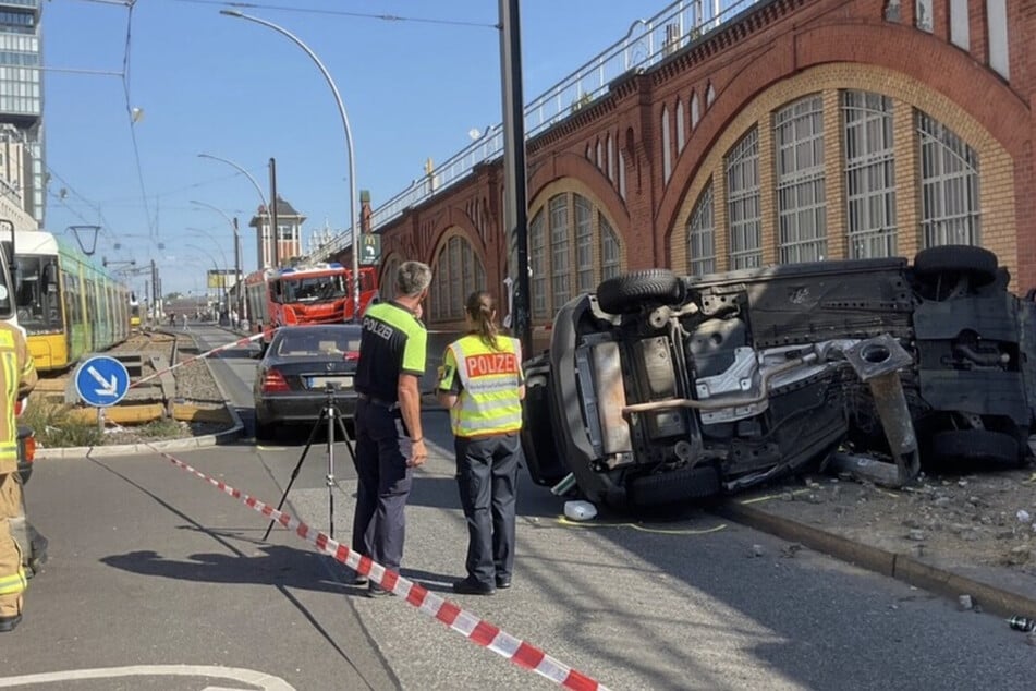 Der eine Pkw blieb schlussendlich auf der Fahrerseite liegen.