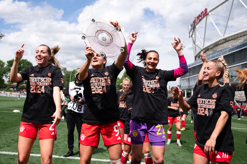 Schon zwei Spieltage vor Saisonende können die Fußballerinnen des FC Bayern den Titel mit einer provisorischen Meisterschale feiern.