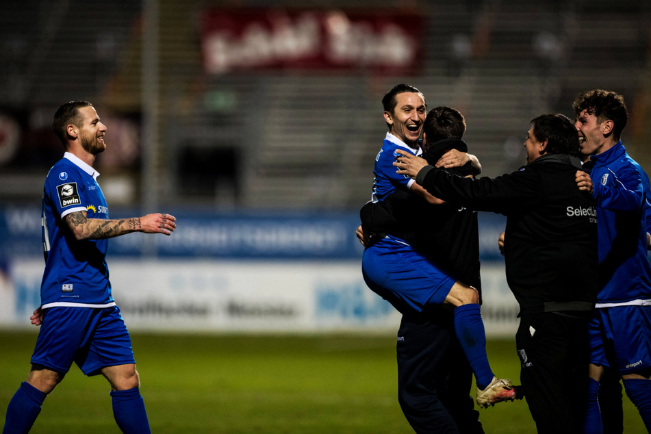 Winter-Neuzugang Baris Atik (2.v.l.) traf zum zwischenzeitlichen 4:1 für den 1. FC Magdeburg.