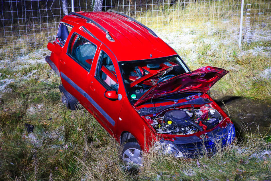 Der Dacia ist durch den Heckaufprall in eine angrenzende Böschung geschleudert worden.