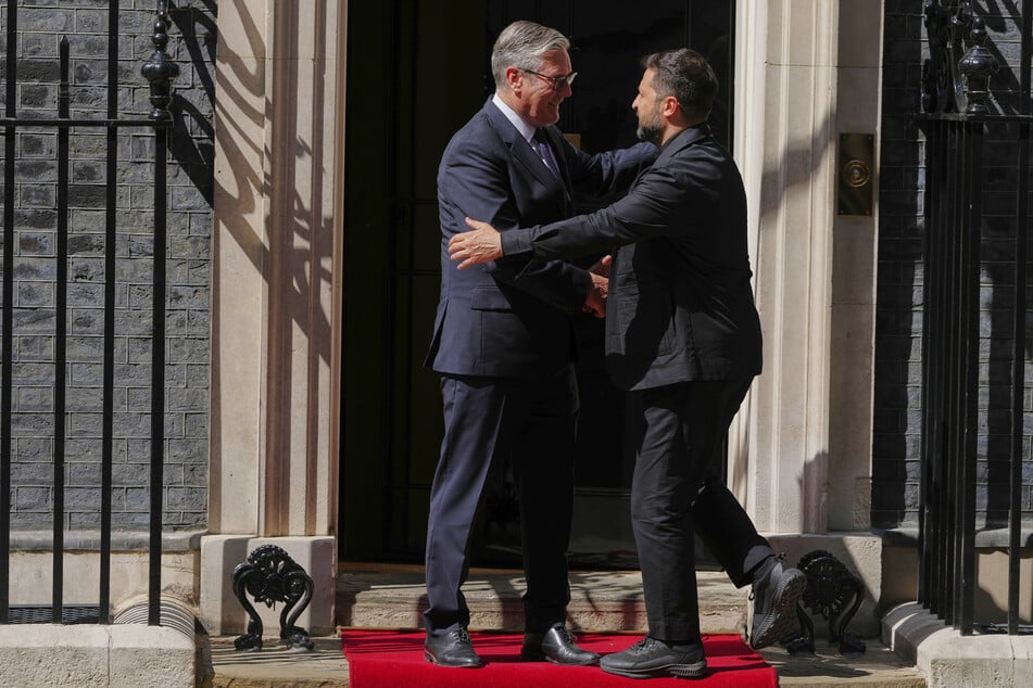 Am Donnerstag will sich der britische Premierminister Keir Starmer (62, l.) mit dem ukrainischen Staatschef Wolodymyr Selenskyj (47) in London treffen. (Archivbild)