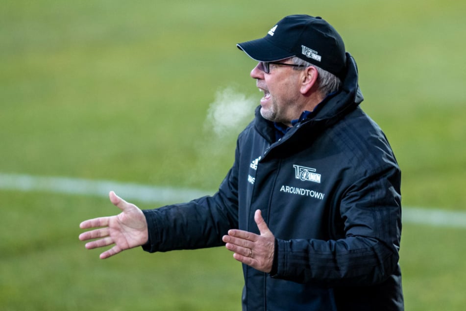 Trainer Urs Fischer (54) von Union Berlin steht klatschend am Spielfeldrand.
