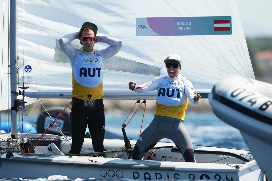 Zusammen mit ihrem damaligen Segel-Partner Lukas Mähr (35, l.) gewann Lara Vadlau 2024 Olympia-Gold in der 470er-Mixed-Klasse.