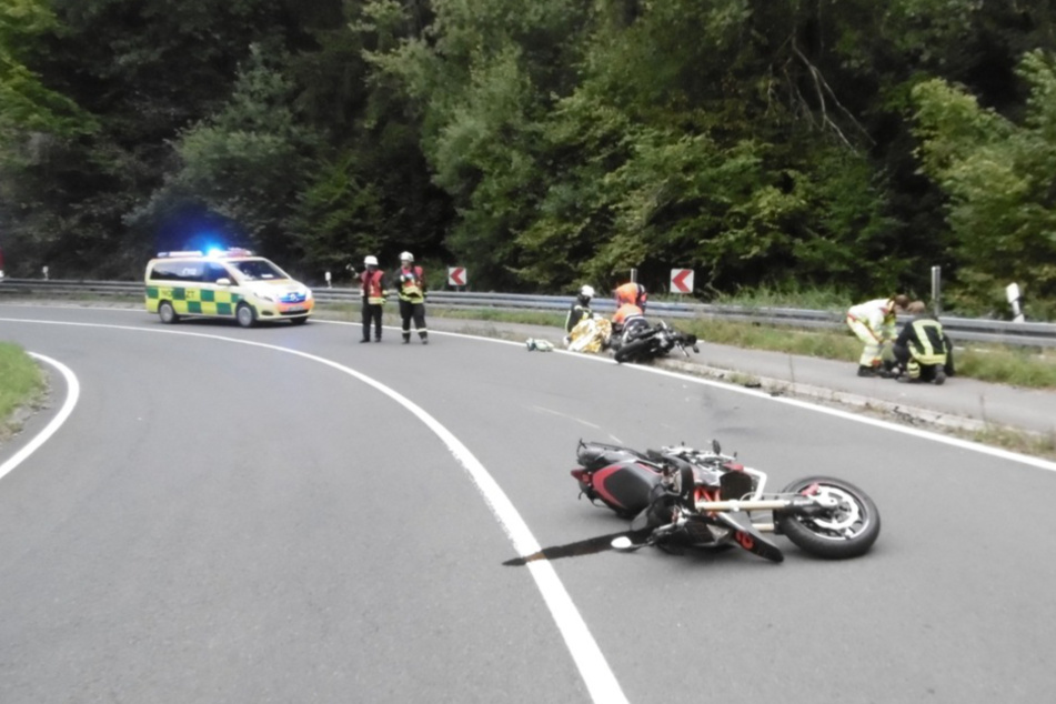 Motorradfahrer stürzt über verunfallten Biker und verletzt sich schwer!