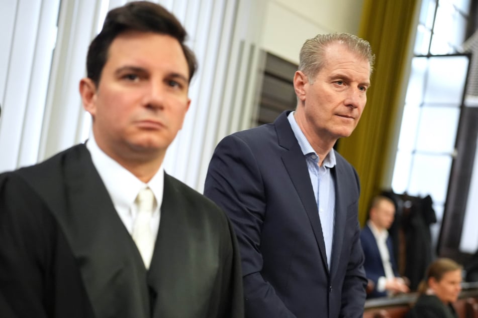 Gegen Stephan Hensel (51, r.), hier mit seinem Anwalt Philip von der Meden, wird wegen der Entziehung Minderjähriger ermittelt. Er hatte Theo und Klara nach einem Umgangswochenende im Sommer 2021 nicht zu ihrer Mutter zurückgebracht, die zu diesem Zeitpunkt das alleinige Aufenthaltsbestimmungsrecht innehatte. Er tritt in diesem Verfahren als Nebenkläger auf und ist heute nicht anwesend.