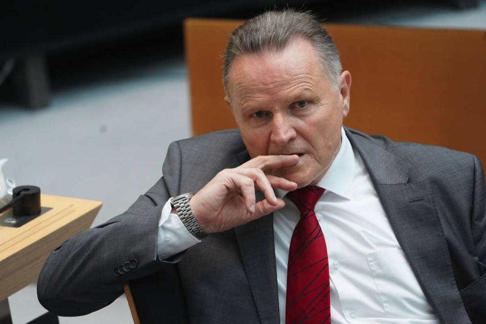 AfD-Fraktionschef Georg Pazderski (69) hat sich entschieden gegen eine Impfpflicht in Deutschland ausgesprochen. Das gelte auch für Lehrer.
