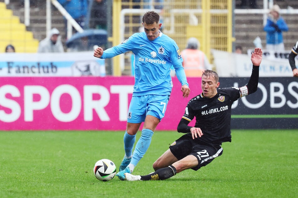 Dynamos Niklas Hauptmann (28, r.) setzt gegen Löwen-Kicker Julian Guttau (24) zur Grätsche an.