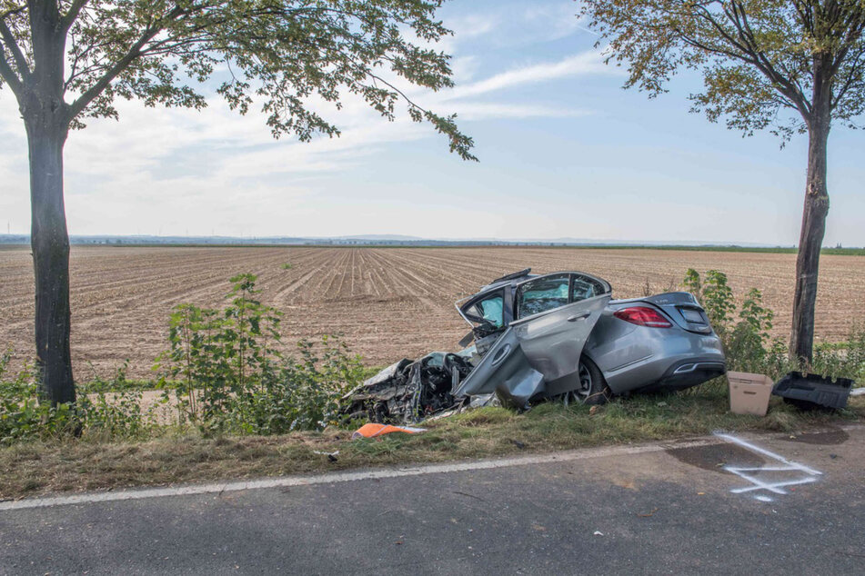 Der 18-jährige Autofahrer erlitt bei dem Unfall auf der L264 in Vettweiß tödliche Verletzungen und verstarb noch an der Unfallstelle.