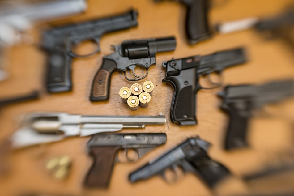 Zehn Reichsbürger in Sachsen-Anhalt verfügen derzeit über erlaubnispflichtige Schusswaffen und Munition. (Symbolbild)