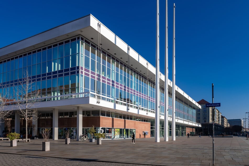 Dresden: Zwei-Meter-Penis und Riesen-Gebärmutter im Kulturpalast