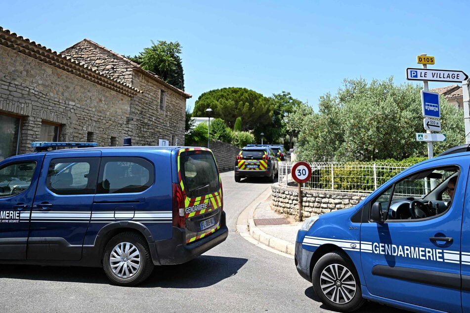 Französische Gendarmen sichern eine Absperrung in der Nähe des Schauplatzes einer Schussattacke während einer Hochzeitsfeier im südfranzösischen Departement Vaucluse.