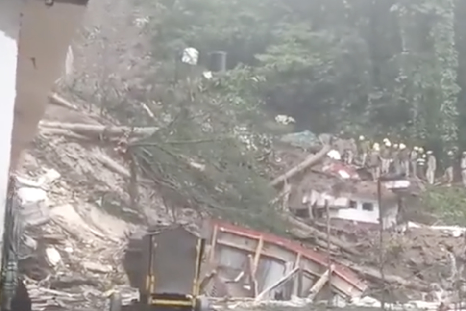 Tempel stürzt nach Regenfällen ein: Mindestens neun Tote