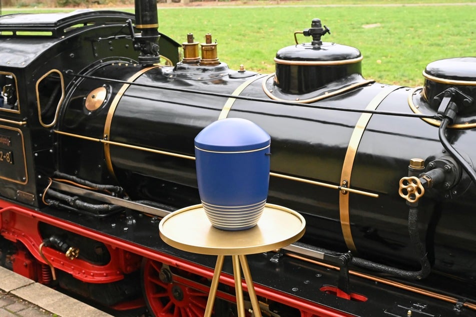 Für eine letzte Runde wurde sogar die Urne auf die Lok geladen.
