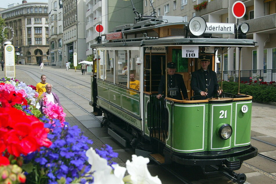 Die historische Plauener Straßenbahn ist auf Sonderfahrt.