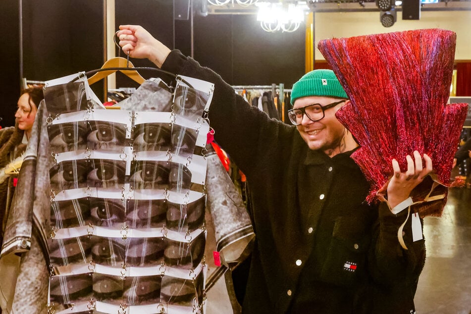 Adrian (29) hat ein besonderes Kleid und eine einzigartige Perücke entdeckt.