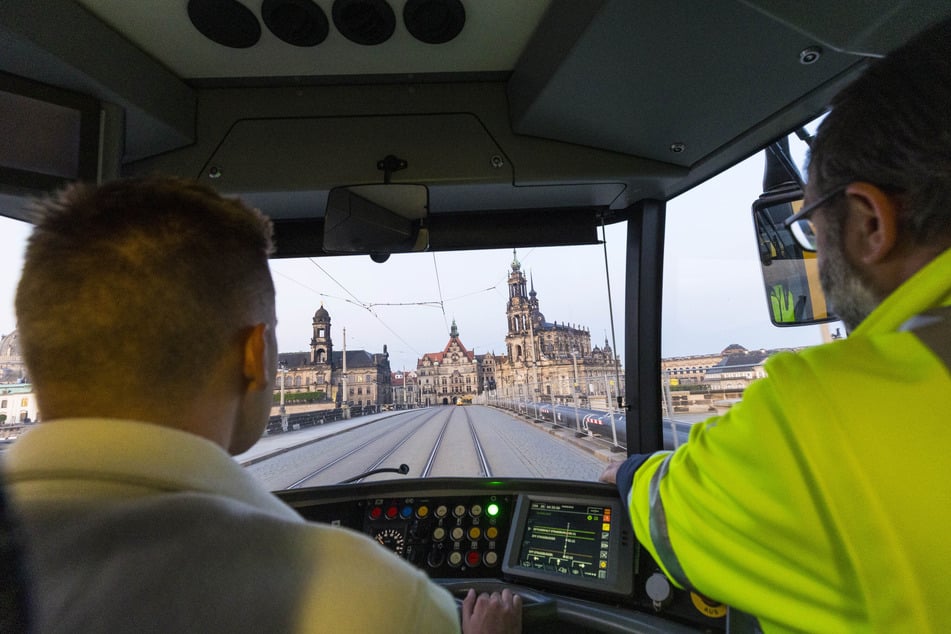 Fahrlehrer Oliver Hache (44, r.) zeigt unserem Redakteur eine der schönsten Routen durch Dresden.