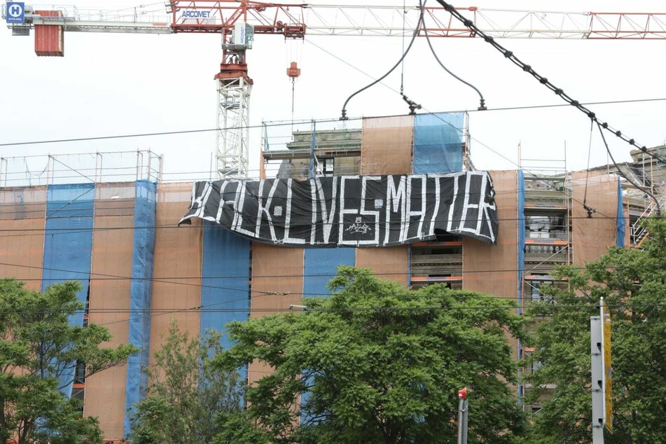Vom alten Astoria-Hotel hing ein Transparent mit der Aufschrift "Black Lives Matter".