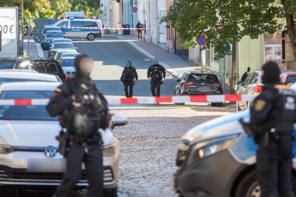 Montagmorgen in Plauen (Vogtland): Straßen wurden abgeriegelt, zahlreiche bewaffnete Beamte waren zu sehen - ein Großaufgebot der Polizei war vor Ort. Grund dafür war ein Teenager (15), der offenbar einen Anschlag ankündigte.