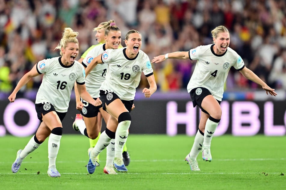 Grenzenlose Freude! Deutschlands Frauen bejubeln ihren Viertelfinal-Triumph gegen Frankreich.