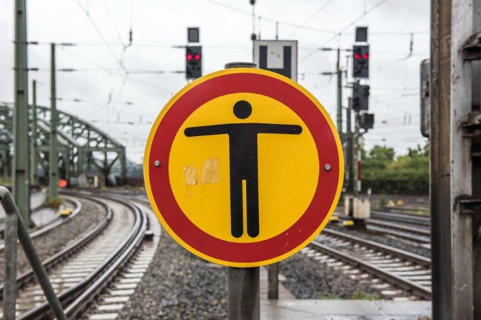 Der mutmaßliche Dieb wurde nach seiner lebensgefährlichen Flucht über die Bahngleise gefasst (Symbolbild).