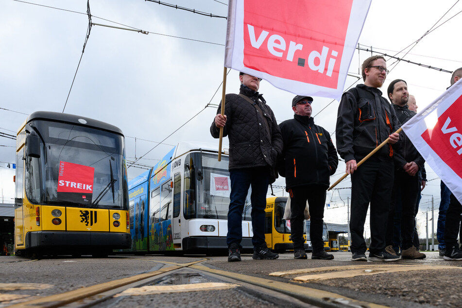 Die Dresdner Straßenbahnen stehen still, dafür stehen zahlreiche DVB-Mitarbeiter alles andere als still: Sie fordern mehr Gehalt und streiken dafür!