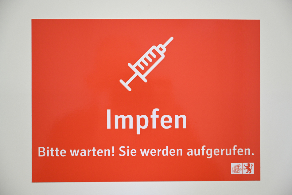 Ein Schild in einem Impfzentrum in Baden-Württemberg. Die Reihenfolge der Corona-Impfungen sorgt bei Politikern für Diskussionen.