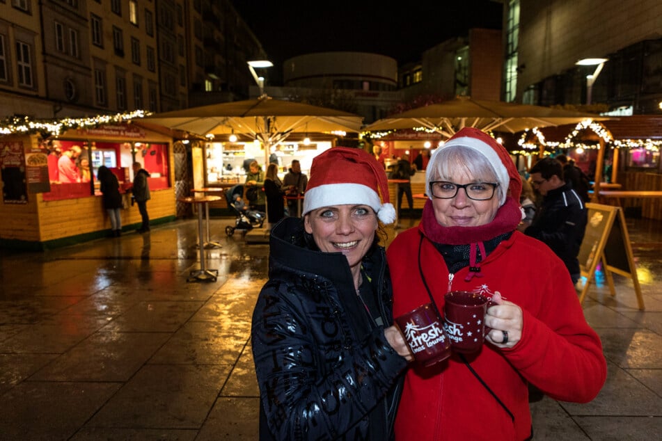 Betreiberin Silke Geithner (52, l.) und Mitarbeiterin Kerstin Lubsch (52) sind schon auf den Advent eingestellt.
