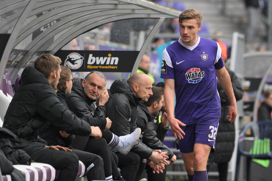 Er machte nur zwei Spiele über die vollen 90 Minuten für Aue: Elias Huth (r.) kam auf 29 Einsätze, blieb ohne Tor. Er wurde sechsmal aus- und 21-mal eingewechselt.