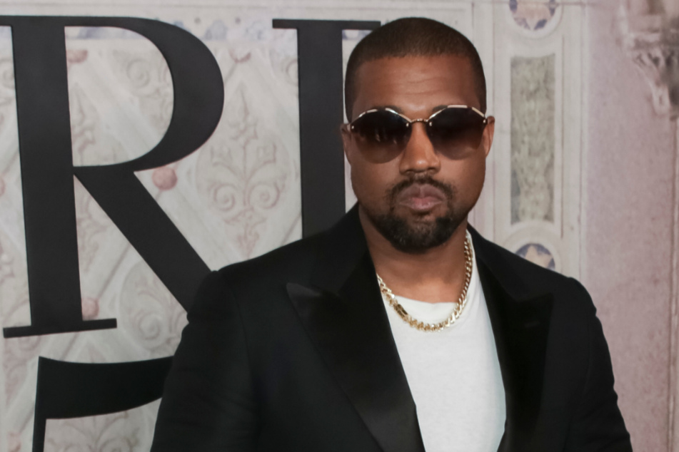 Ob Frau und Kinder wohl von seiner Abhängigkeit wussten? Kanye äußerte sich dazu leider (noch) nicht.