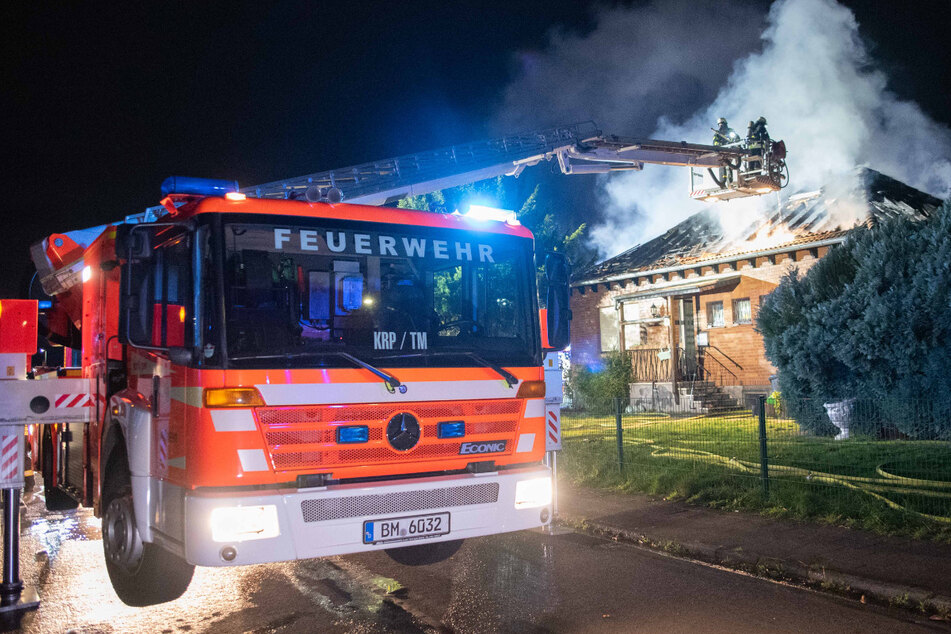 Einfamilienhaus brennt komplett aus: 17 Menschen in Zelt betreut