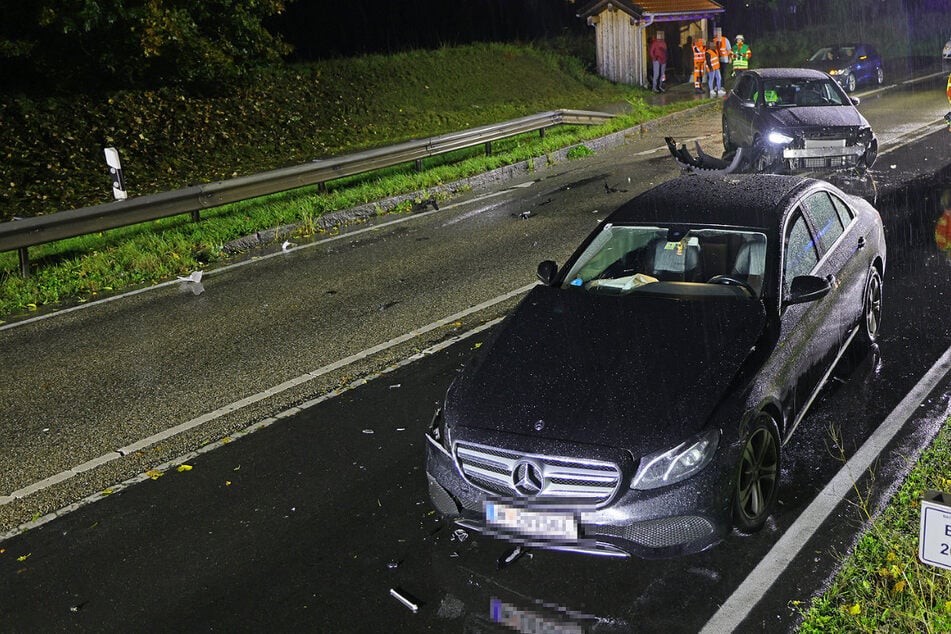 Senior wendet auf B20: Zwei Mercedes krachen zusammen, Ersthelfer versorgen Verletzten