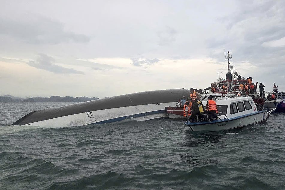 Touristenboot kentert in weltberühmter Bucht: Mindestens 34 Tote