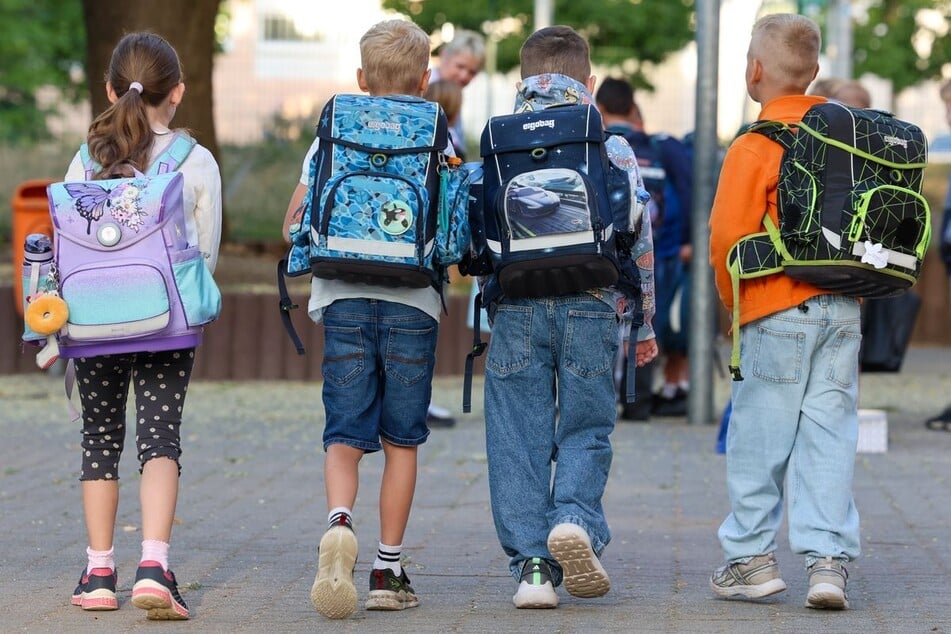 Sogenannte Schulstraßen verringern den Autoverkehr vor Schulen, indem sie zu den Bring- und Abholzeiten vorübergehend gesperrt werden. (Symbolfoto)