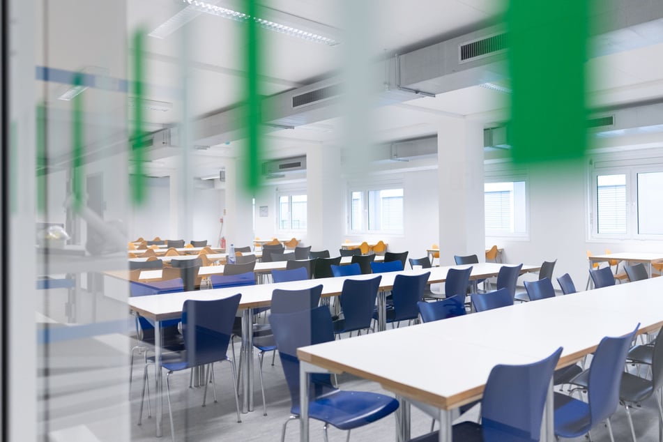 In der neuen Mensa stehen Tische und Stühle aus dem Schulzentrum der Nachbarstadt Benrath.
