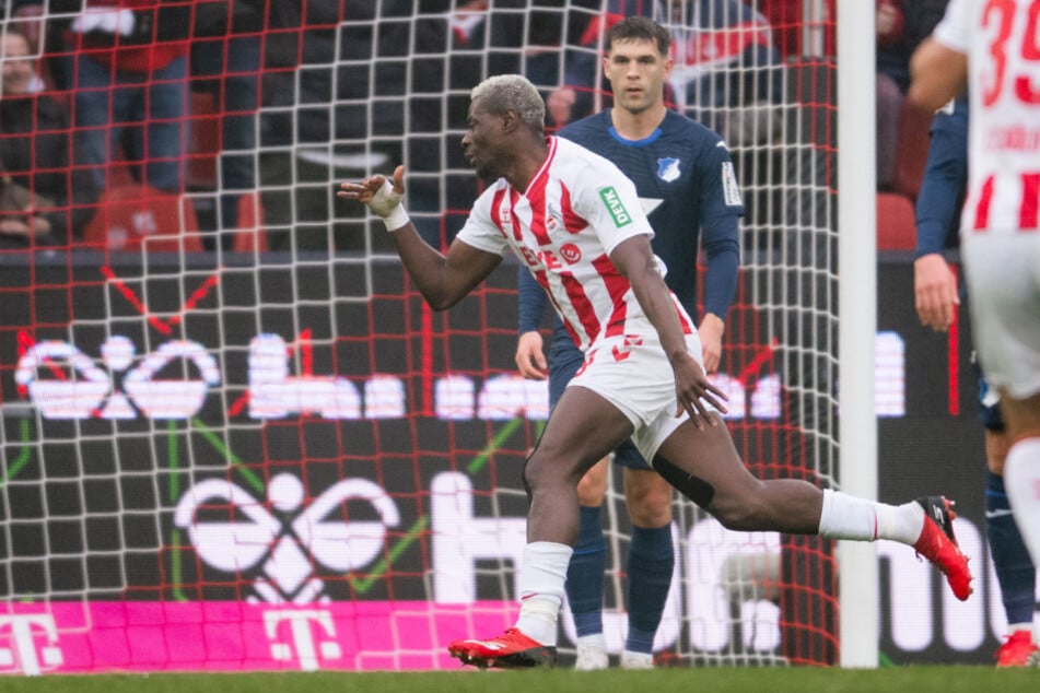 Angreifer Ragnar Ache lässt sich nach seinem Tor des Jahres gebührend feiern.