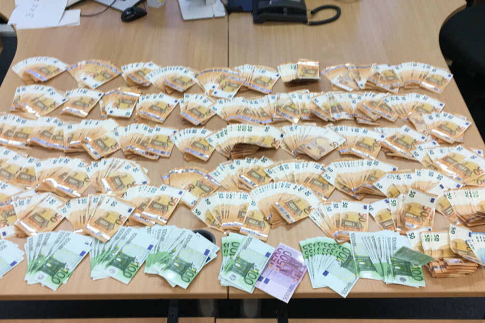 75.000 Euro Bargeld konnten die Beamten der Polizei Düsseldorf beschlagnahmen.