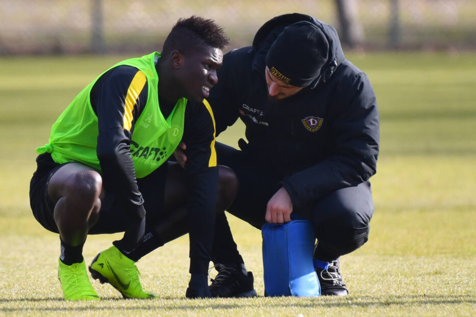 Moussa Koné wird am Mittwoch auf dem Trainingsplatz von Physiotherapeut Severin Feldmann betreut.