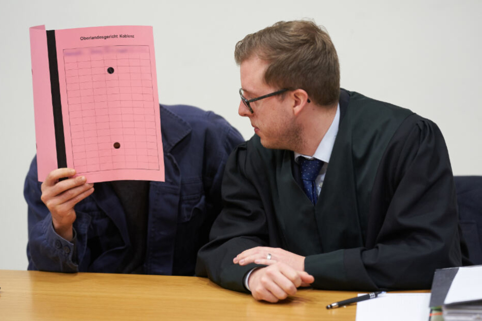 Der Angeklagte sitzt am 28.01.2020 im Gerichtssaal des Oberlandesgerichts Koblenz neben seinem Anwalt Marius Müller (r.).