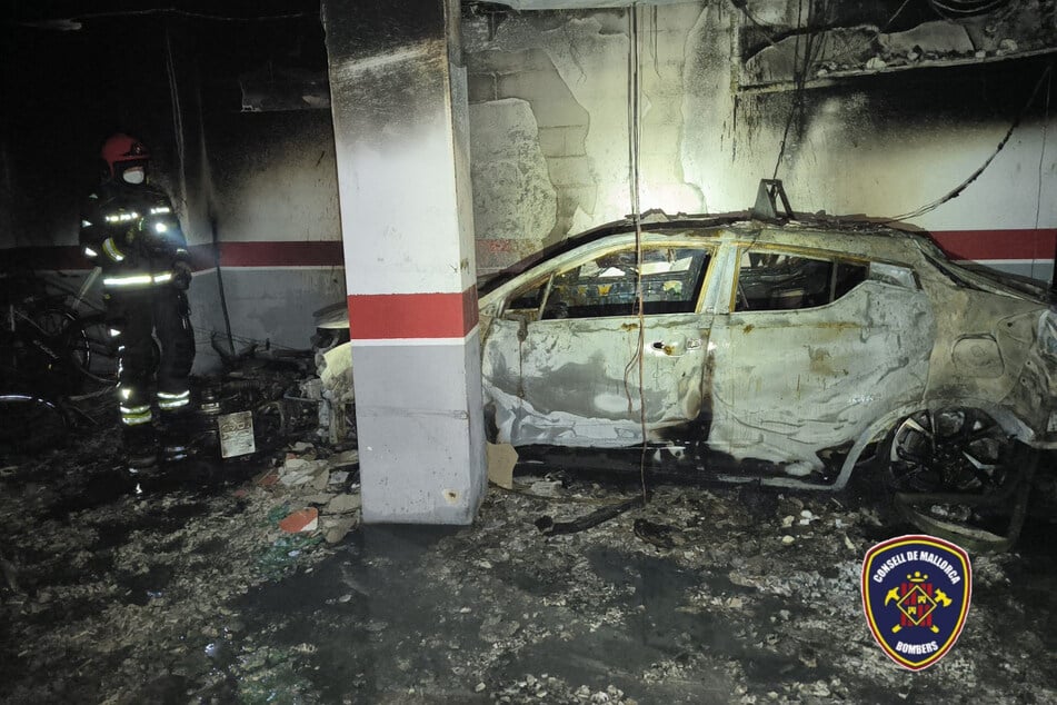 Von einem Hybrid-Fahrzeug in Sa Coma (Mallorca) blieb nach einem Brandanschlag nur noch das Wrack übrig.