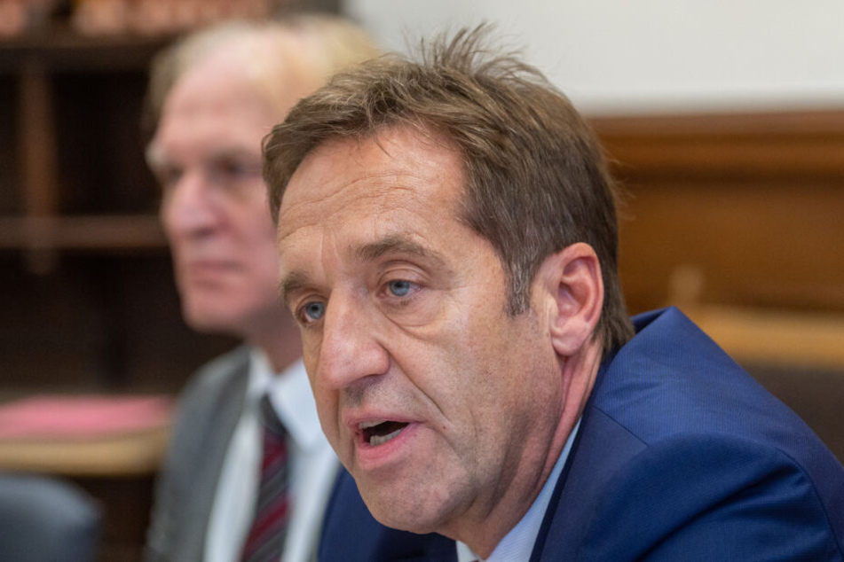 Harald Wiesenberger, Kriminaldirektor, spricht während einer Pressekonferenz zu den aktuellen Entwicklungen im Todesfall Maria Baumer zu Journalisten.