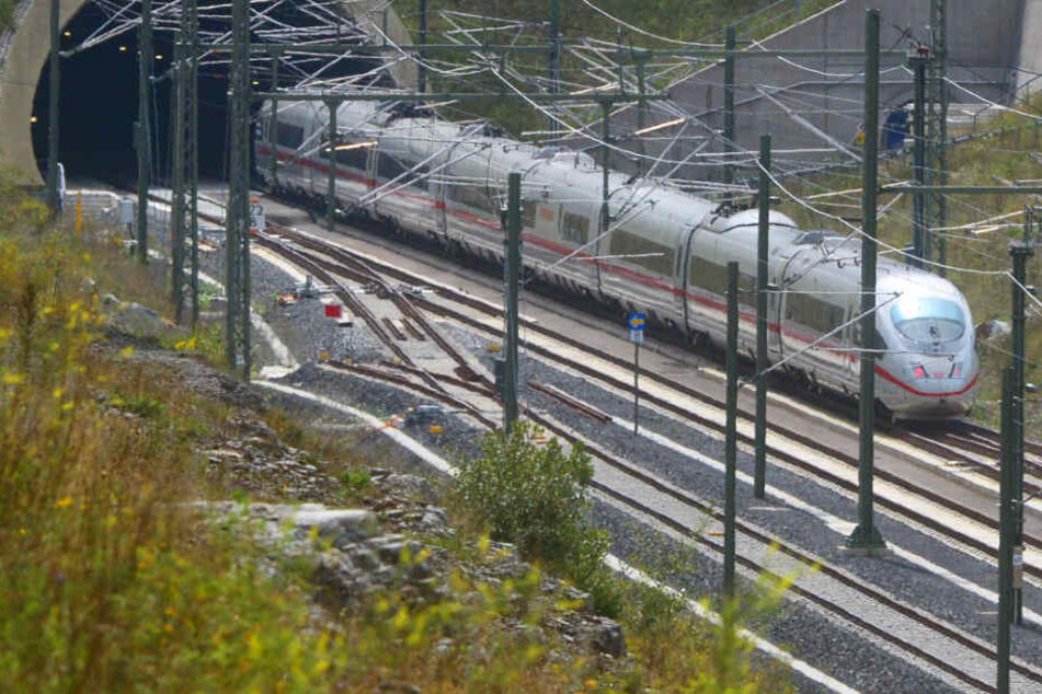Der Bahnhof Erlangen war bis in den Vormittag wegen eines Notarzteinsatzes gesperrt. (Symbolbild)