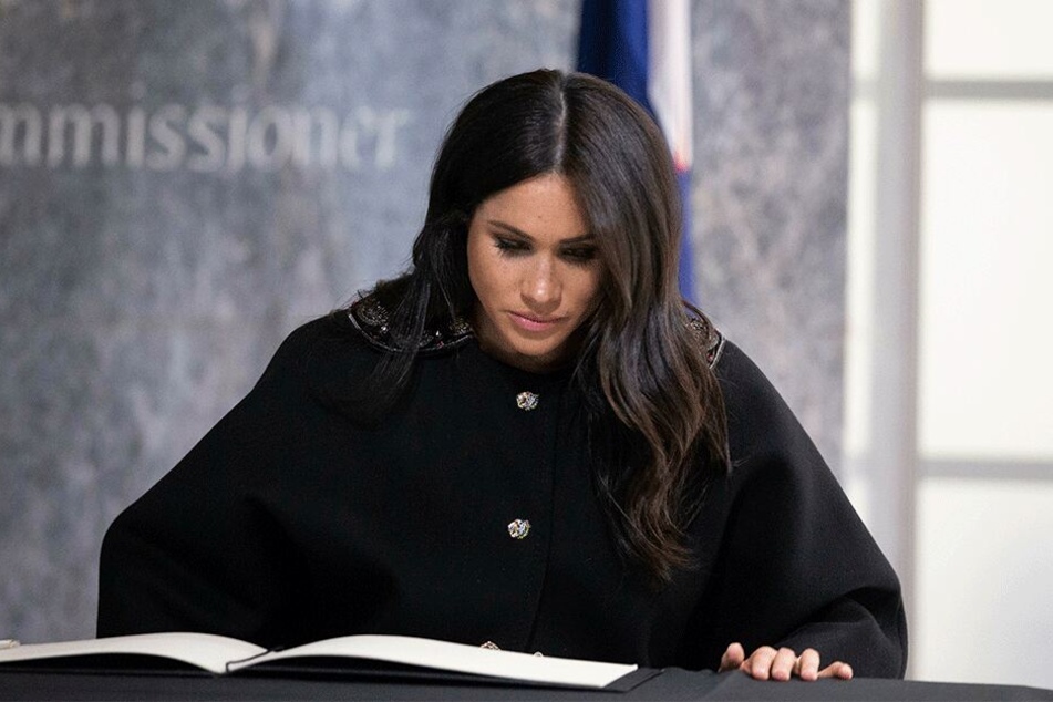 März 2019: Meghan trägt sich im Neuseeland-Haus im Namen des britischen Königshauses in ein Kondolenzbuch ein.